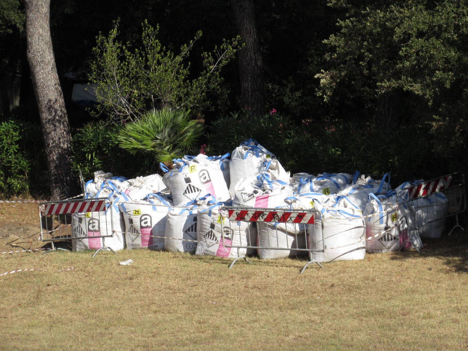 I big bag contenenti terreno contaminato di amianto a villa Corridi (Penta)
