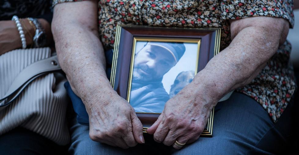 La madre di Andrea Cossu stringe tra le mani la foto del figlio