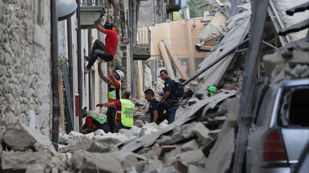 Soccorsi ad Amatrice dopo il terremoto
