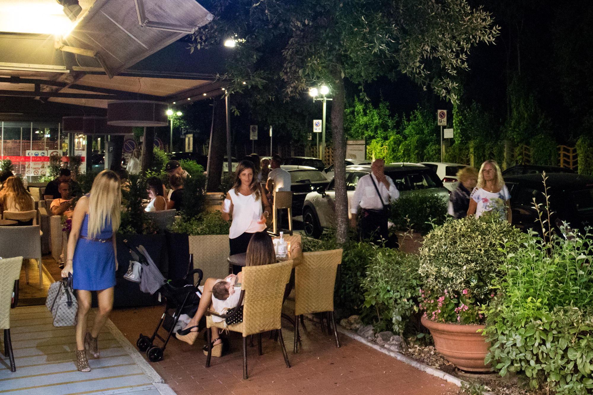 Uno dei pub sul viale della Movida (foto Nucci)