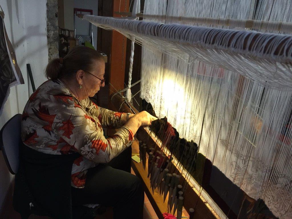 Maria Gangemi al lavoro nella sua bottega