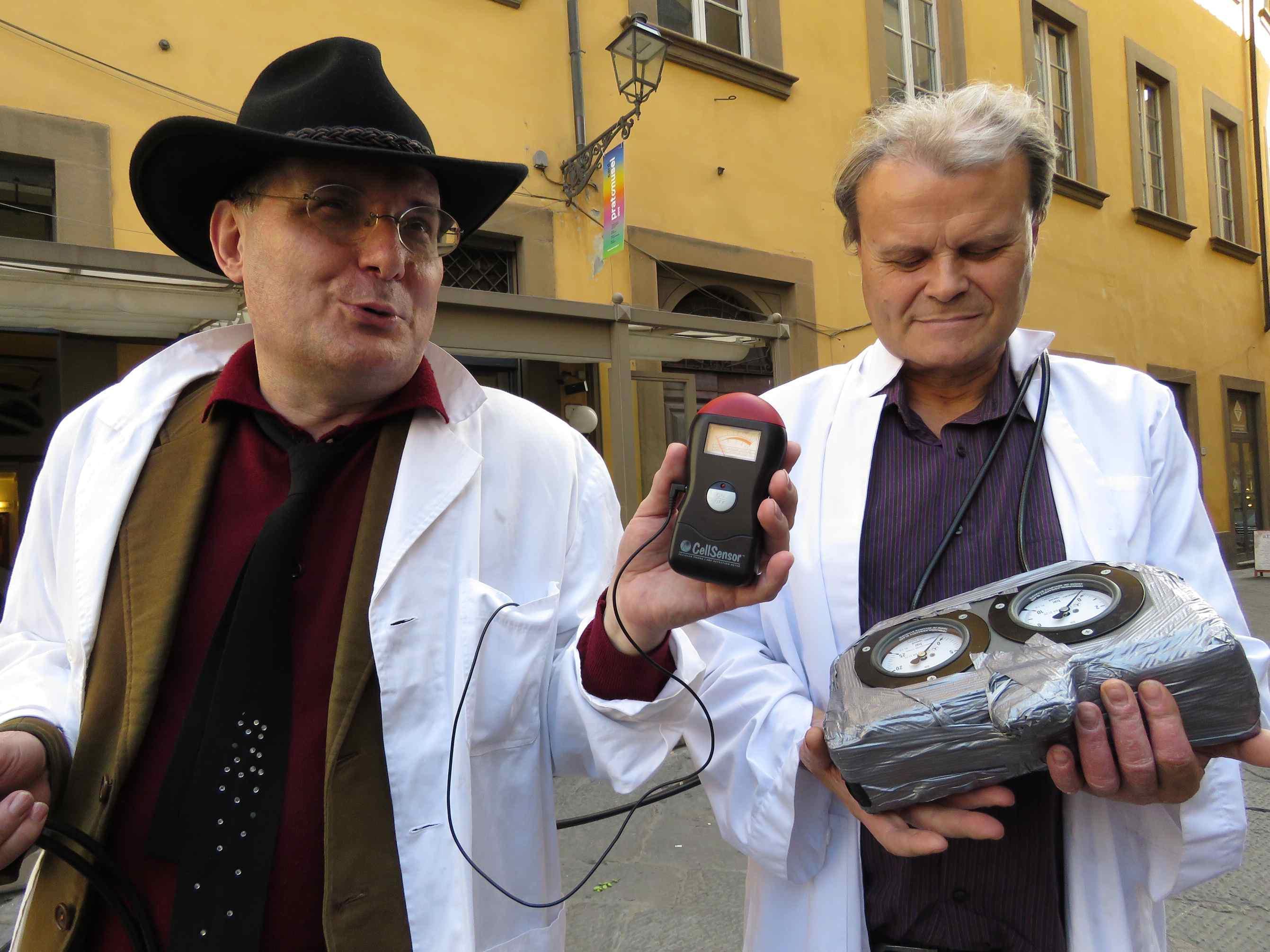 Massimo Merendi, presidente della National Ghost Uncover, con il socio Gianfranco Morgagni e gli apparecchi per "rilevare" i fantasmi