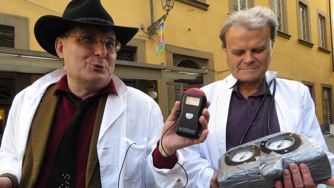 Massimo Merendi, presidente della National Ghost Uncover, con il socio Gianfranco Morgagni e gli apparecchi per "rilevare" i fantasmi