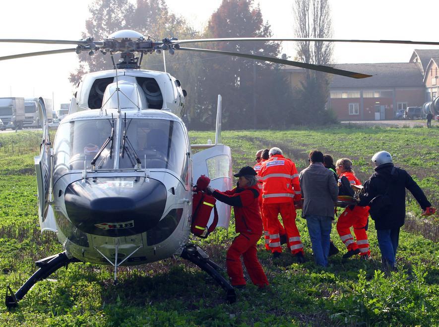 Grave una ragazza travolta da un’auto 