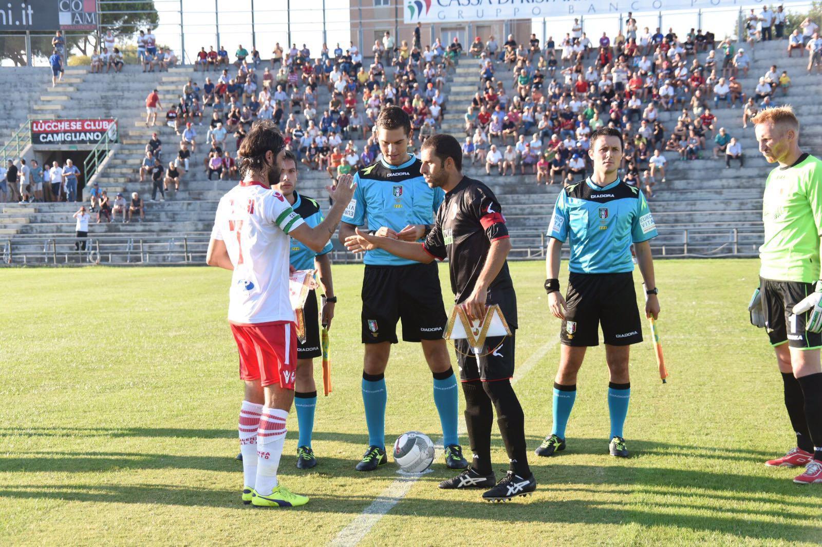 L'inizio della partita tra Lucchese e Piacenza