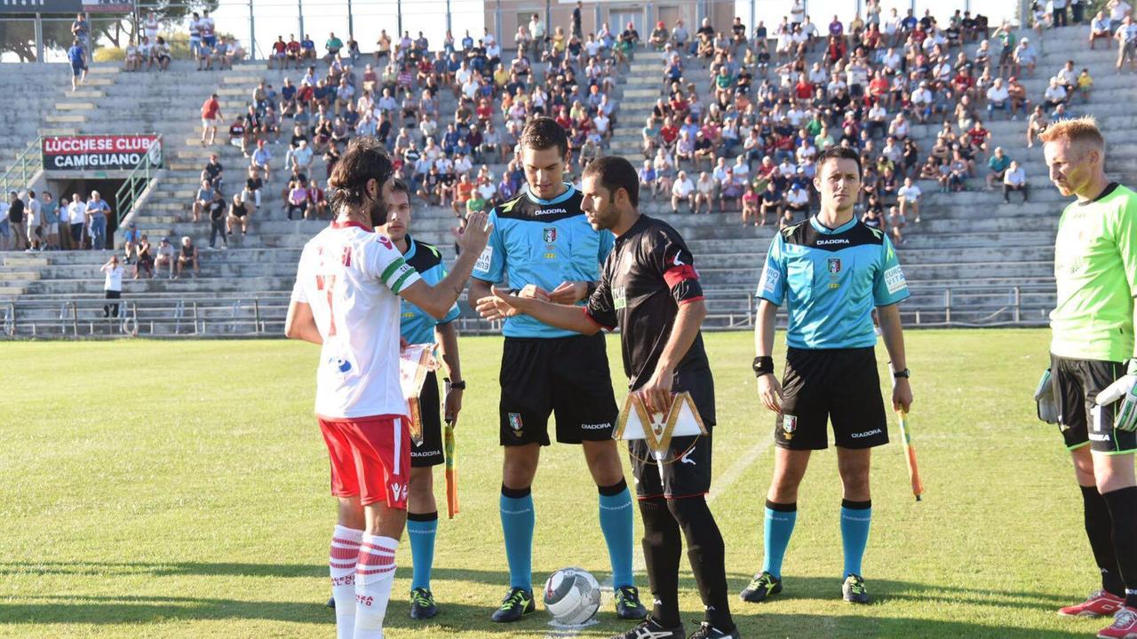 L'inizio della partita tra Lucchese e Piacenza