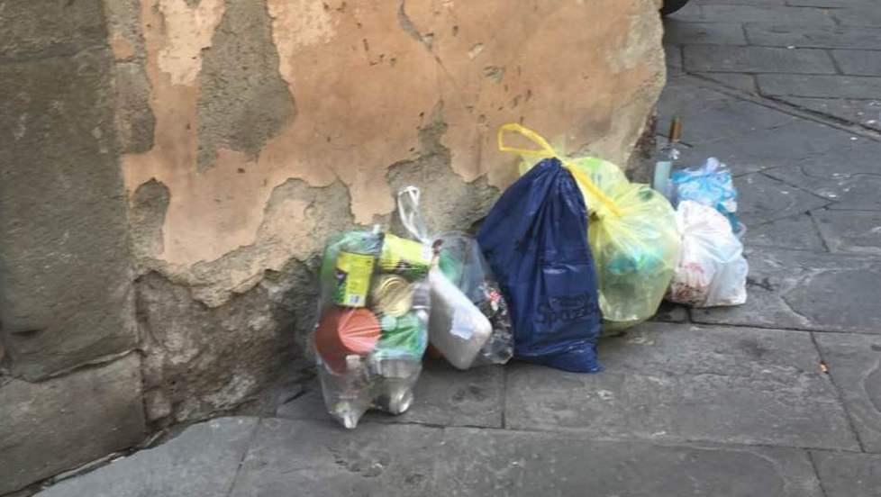 Spazzatura abbandonata ovunque. Coro di protesta dei residenti 