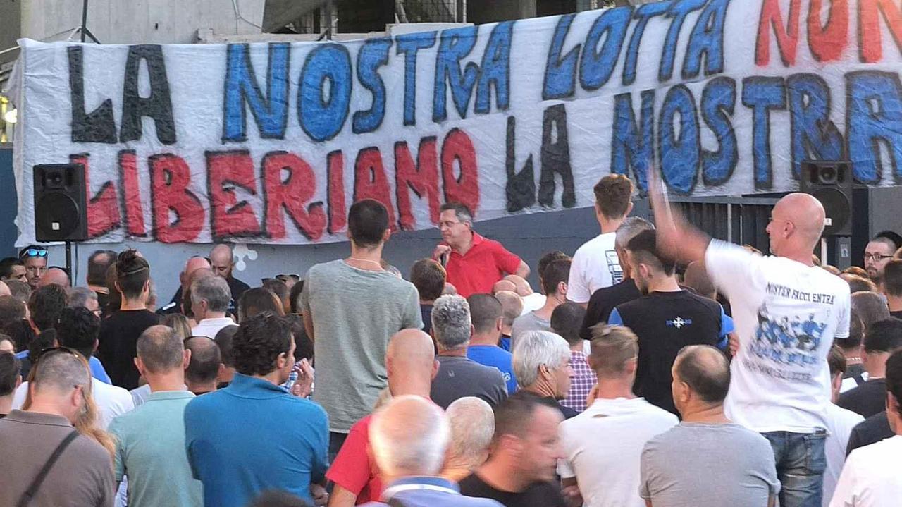 Il sindaco Filippeschi all'Arena in mezzo ai tifosi (Renzullo/Muzzi)