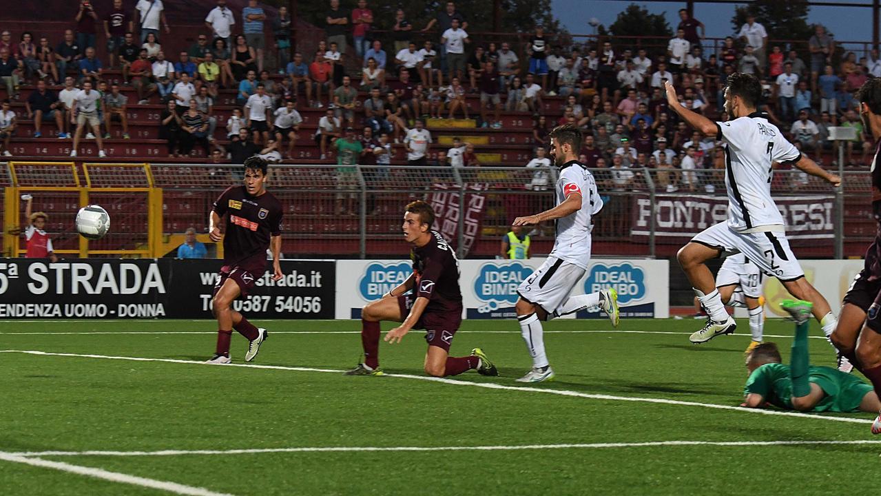 Il tocco di Calcagni per il momentaneo vantaggio granata (Foto Franco Silvi)