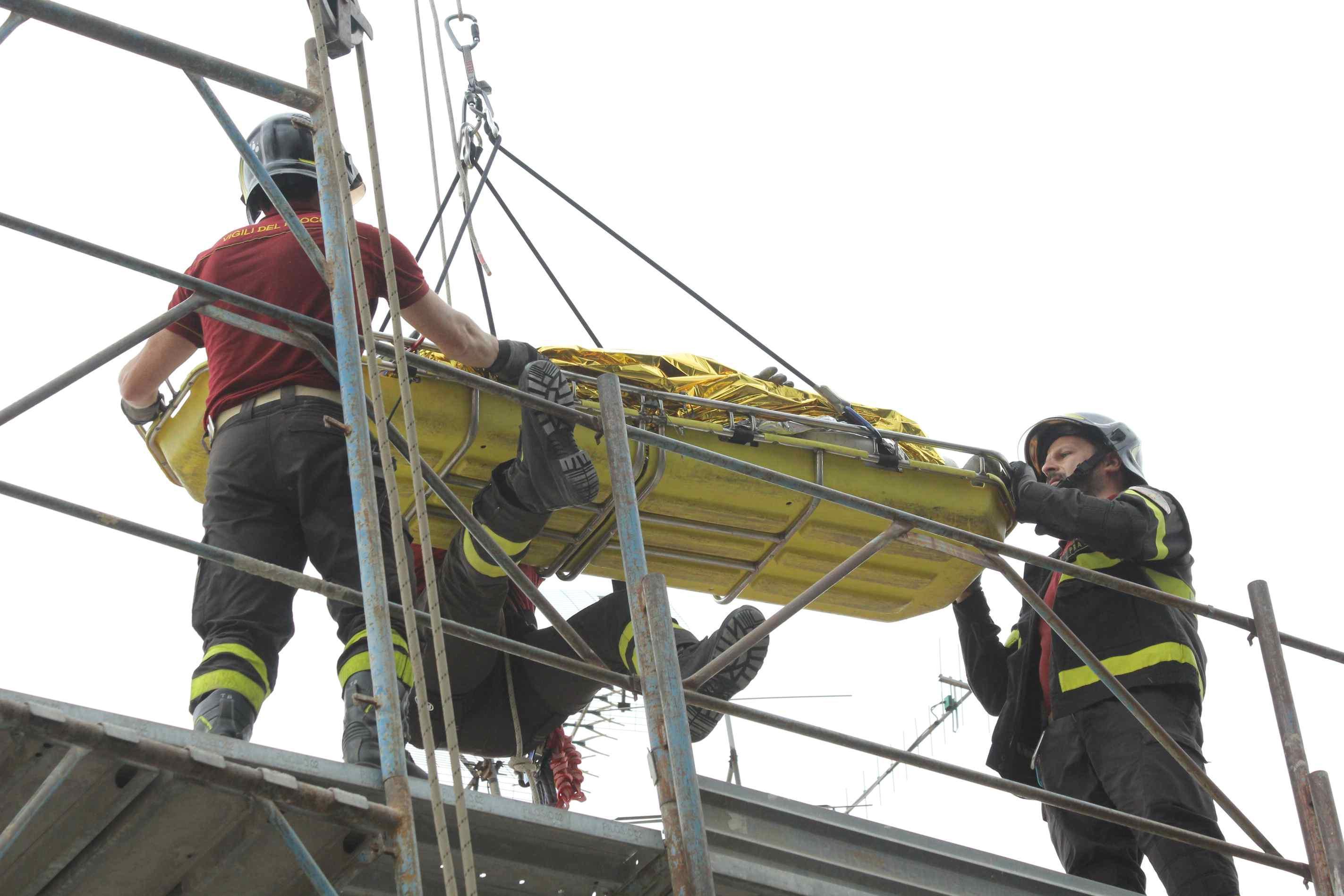 Il salvataggio di un operaio su un tetto (foto d'archivio)