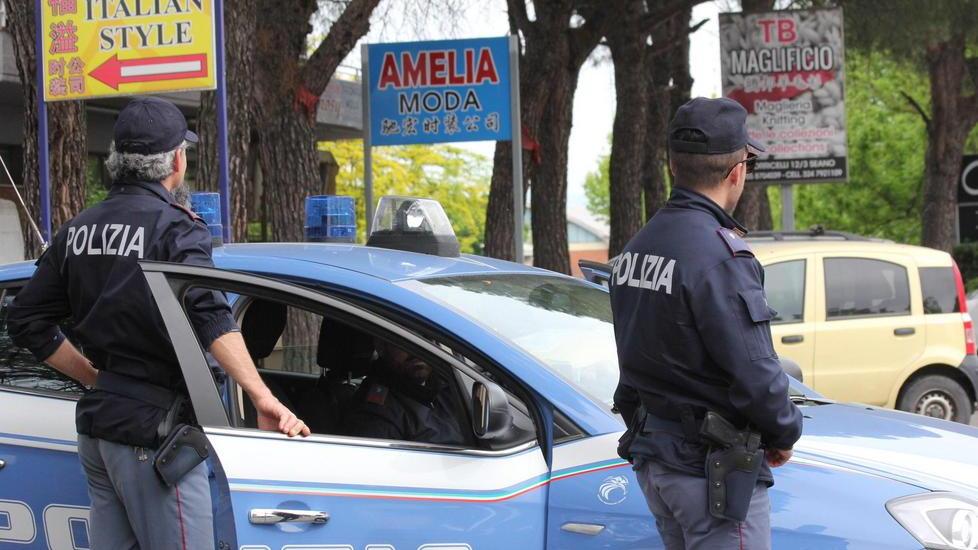 Cambia la ruota, lo derubano di 4.000 euro