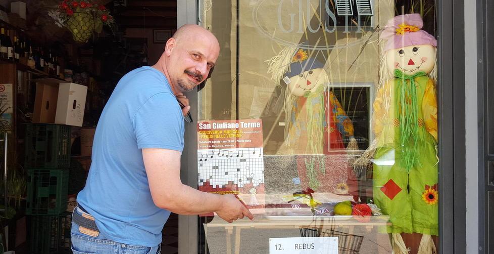 Le vetrine si trasformano in rebus 