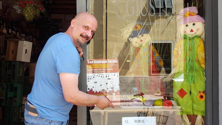 Le vetrine si trasformano in rebus