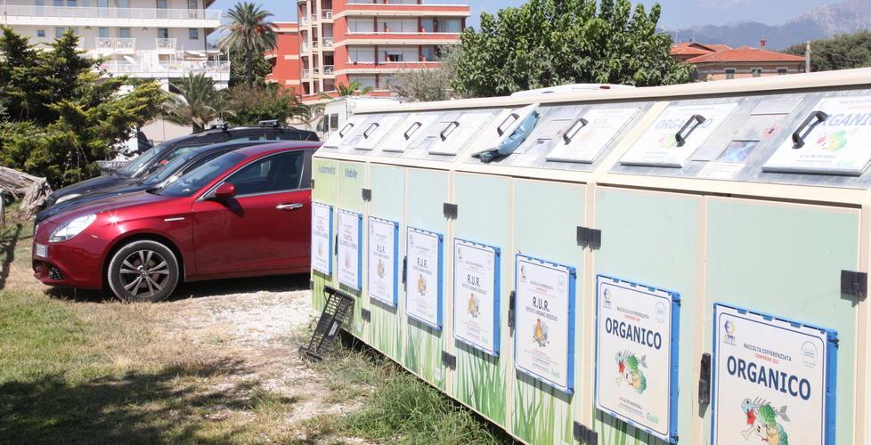 Cento multe per i rifiuti abbandonati sulla strada 