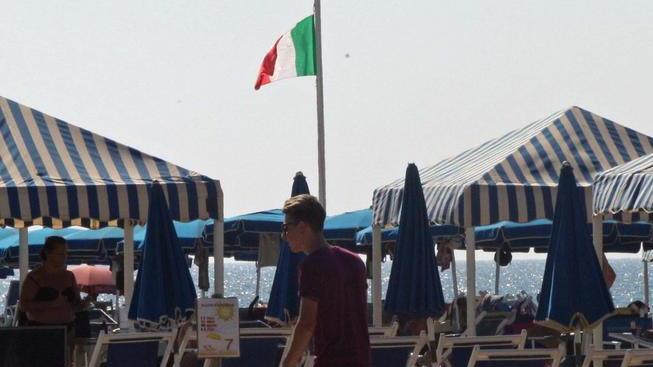 Da Viareggio a Forte bandiere a mezz’asta nel giorno del lutto