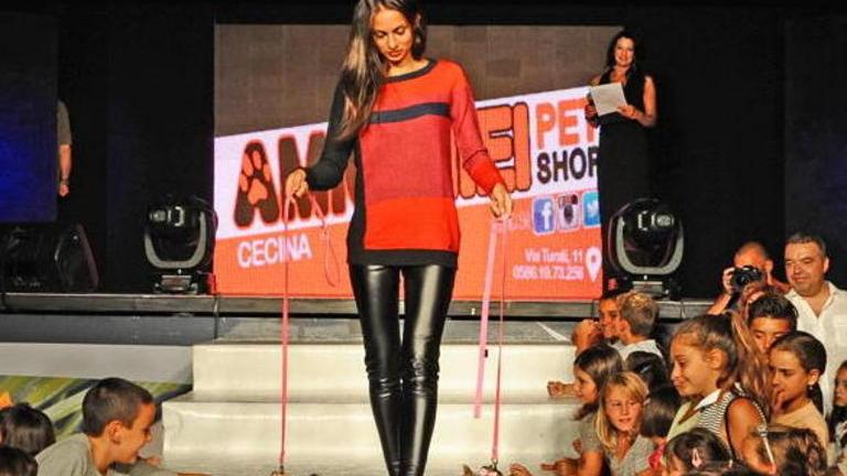 Sfilata di moda per salutare l’estate