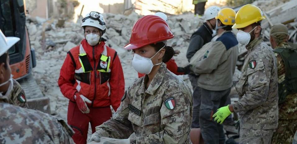 «Abbiamo scavato tra macerie e morti» 