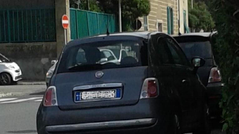 Parcheggi contromano sul Romito