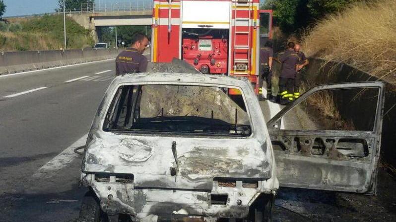 Aurelia: auto a fuoco coppia di giovani salva per un soffio