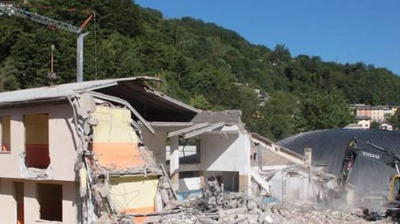 E a Fiumalbo le ruspe demoliscono le scuole Le rifanno più sicure: «Pronte fra un anno»