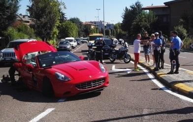Corre a prendere la sposa e si schianta con la Ferrari 