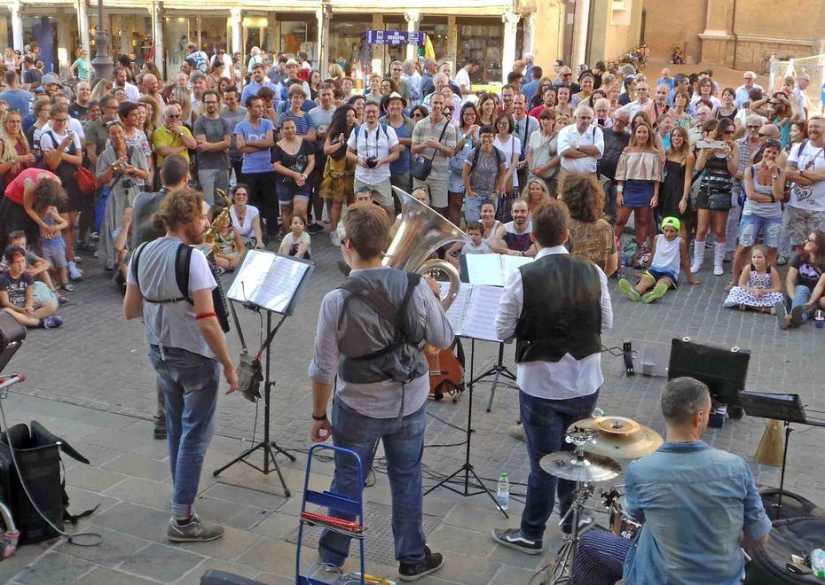 Il piacere di “importunare” i turisti in città