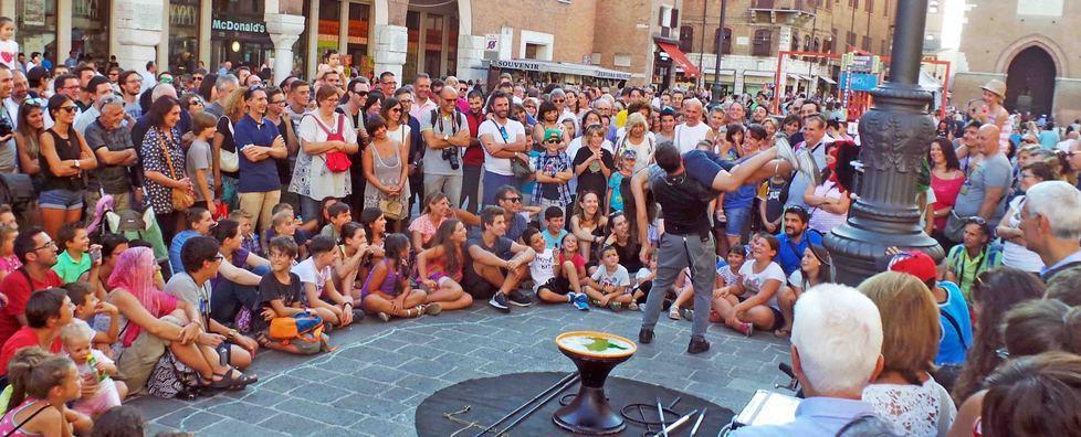 Da Roma a Vienna per amore «Suono in strada da 40 anni» 