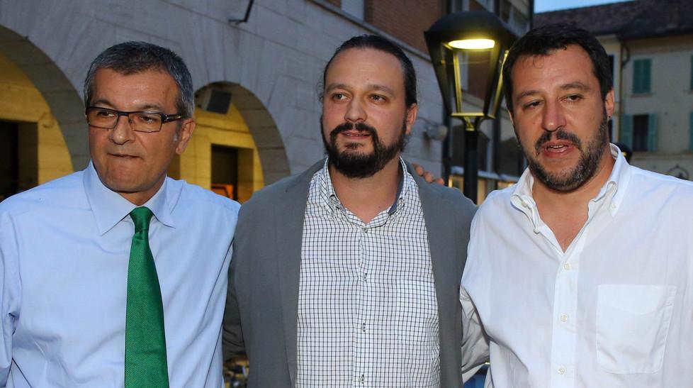 «Rifiuti davanti alla ciclabile», la Lega chiede spiegazioni 