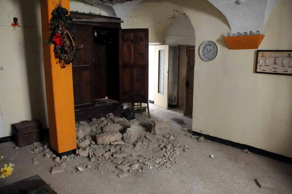 Un'abitazione di Casola danneggiata dal terremoto del 2013