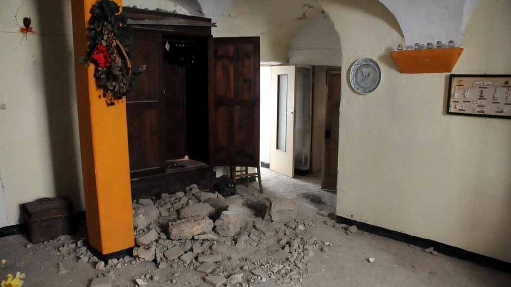 Un'abitazione di Casola danneggiata dal terremoto del 2013