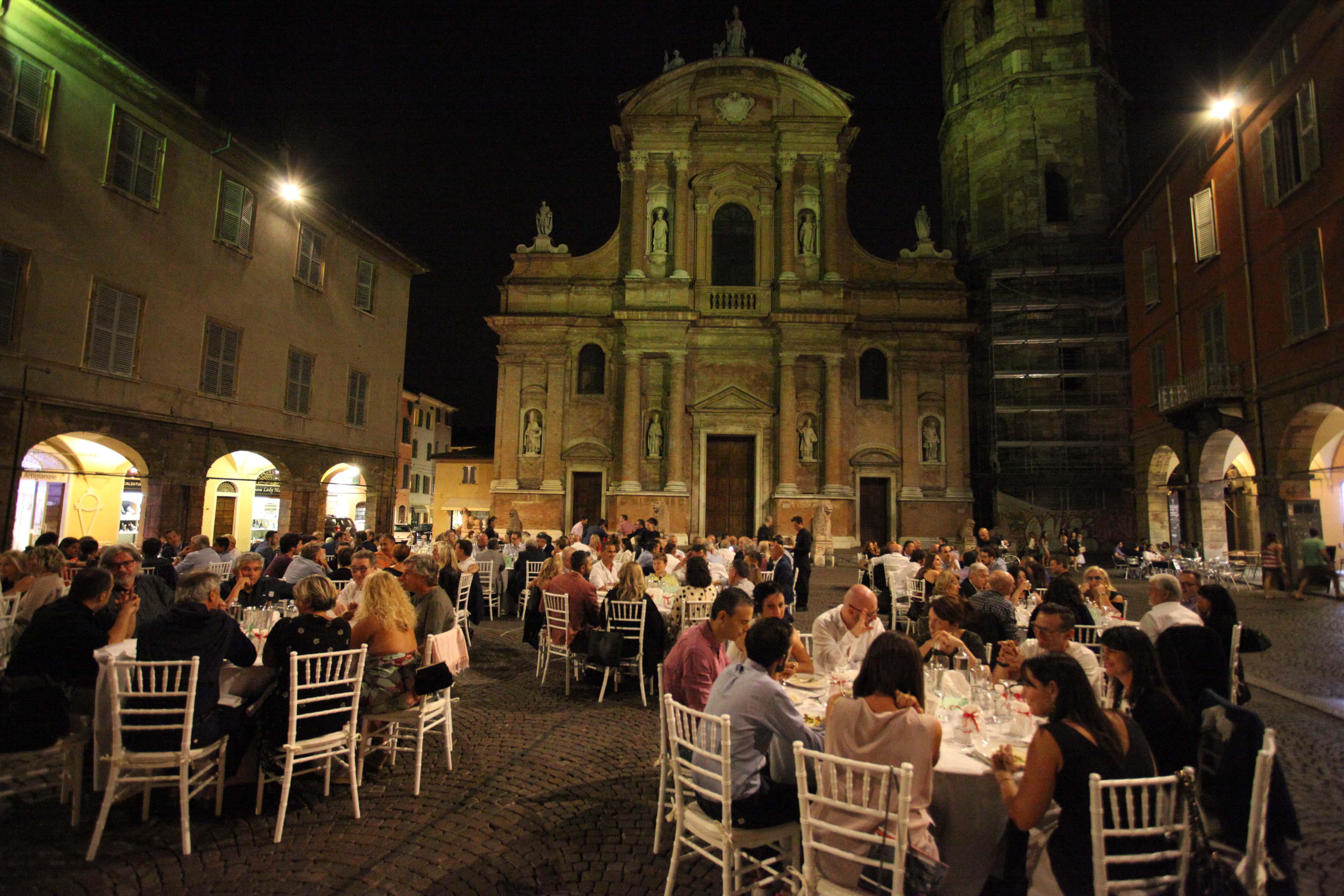Cena in piazza