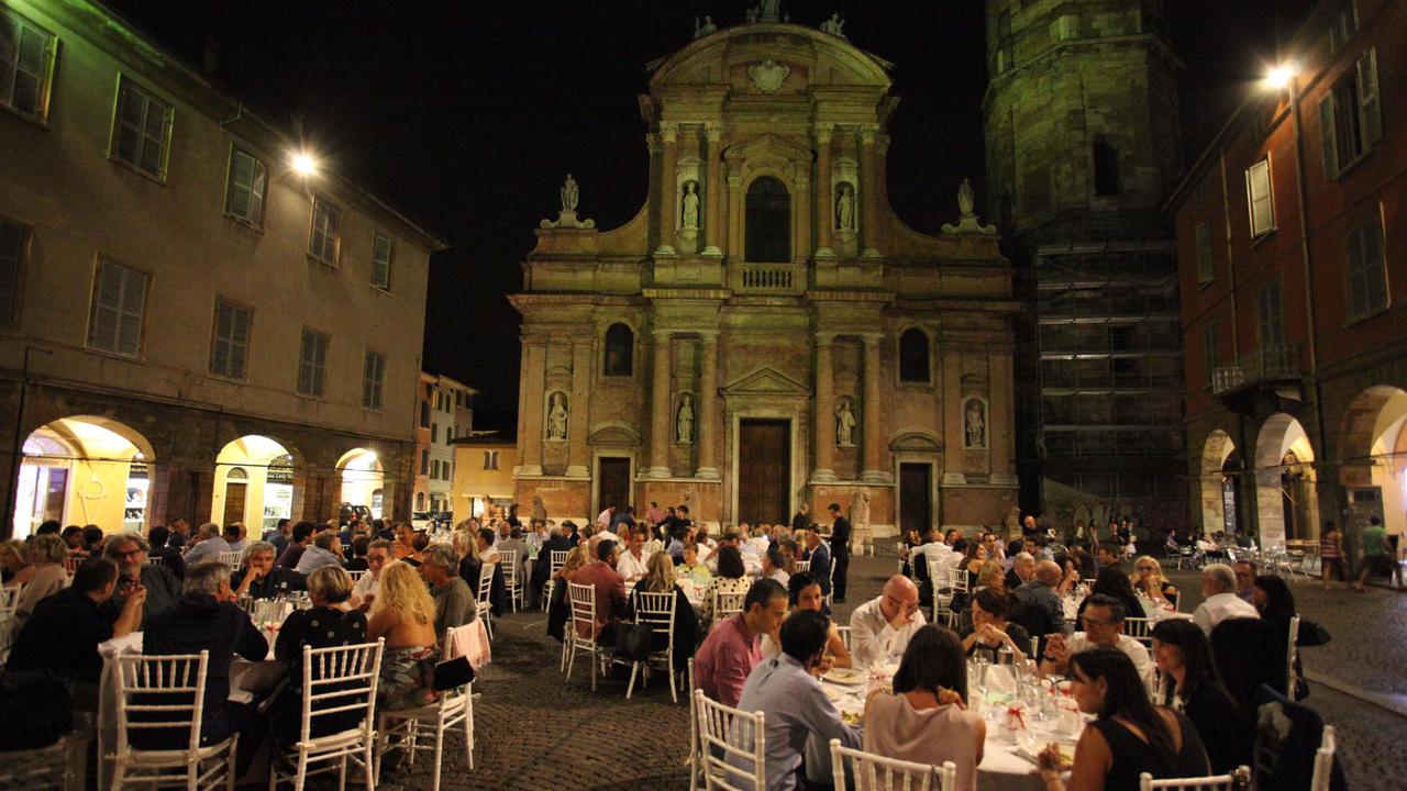Cena in piazza