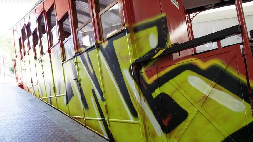 Il vagoncino della Funicolare con le scritte a bomboletta sulle fiancate (foto Nucci)