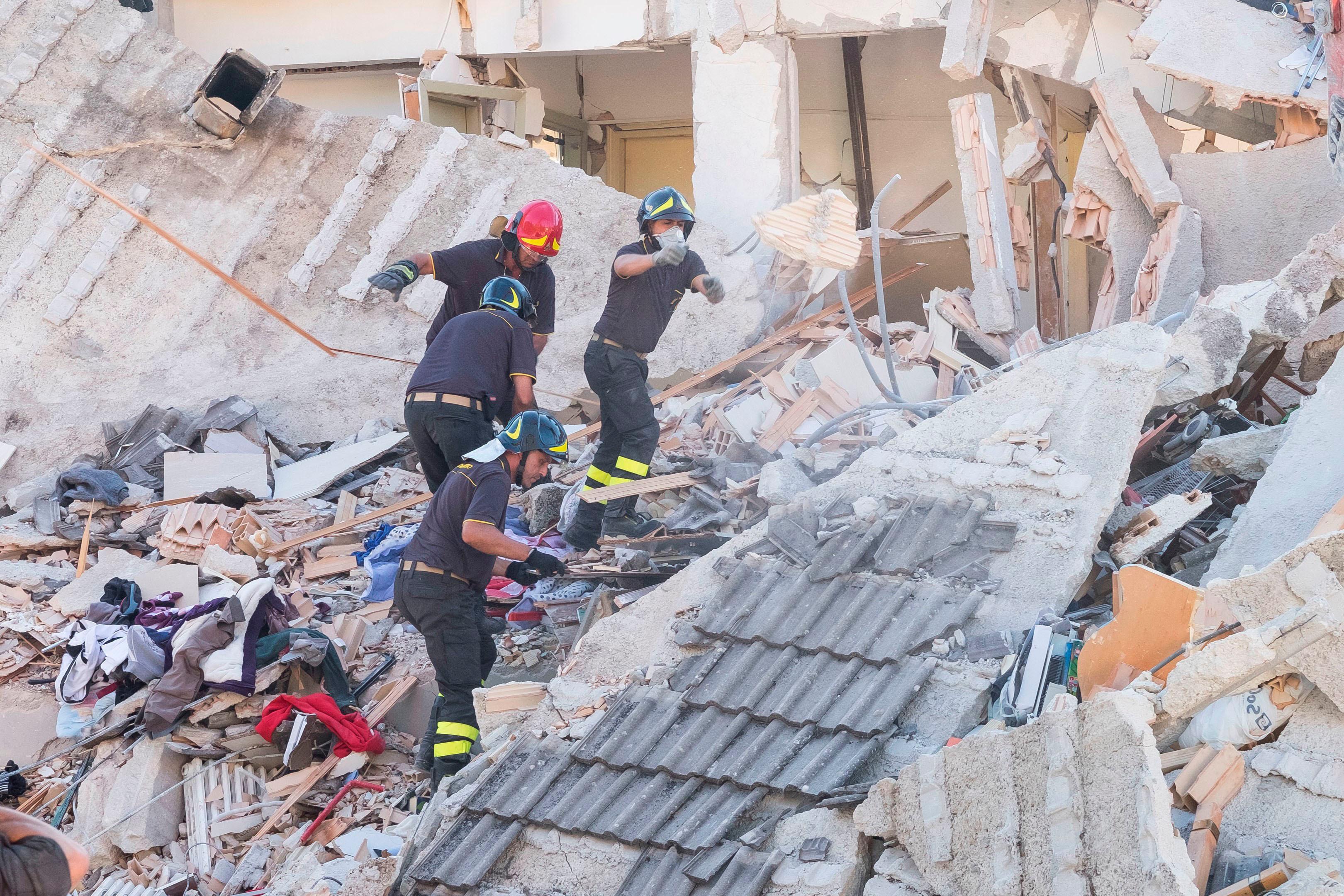 Vigili del fuoco continuano a cercare tra le macerie