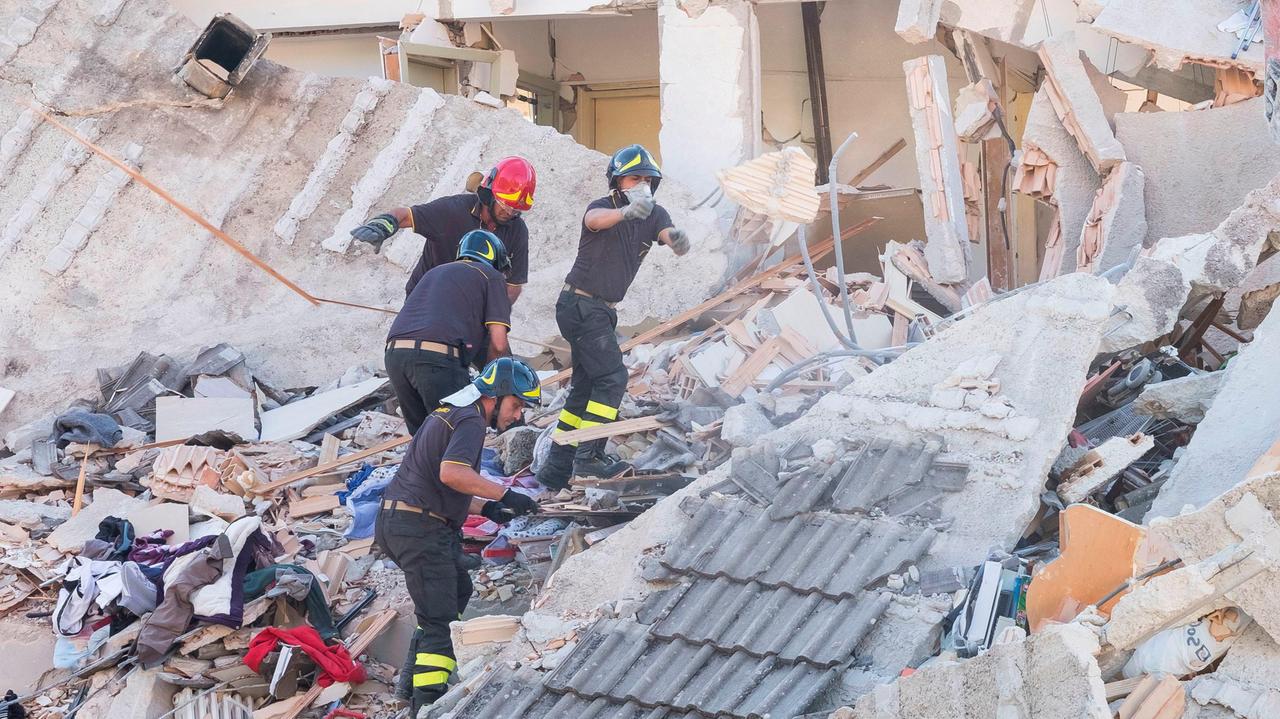 Vigili del fuoco continuano a cercare tra le macerie