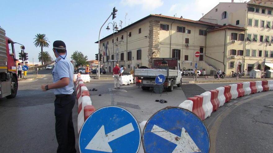 Bollino rosso in via Grande, cambia il traffico per la nuova rotatoria - Le foto