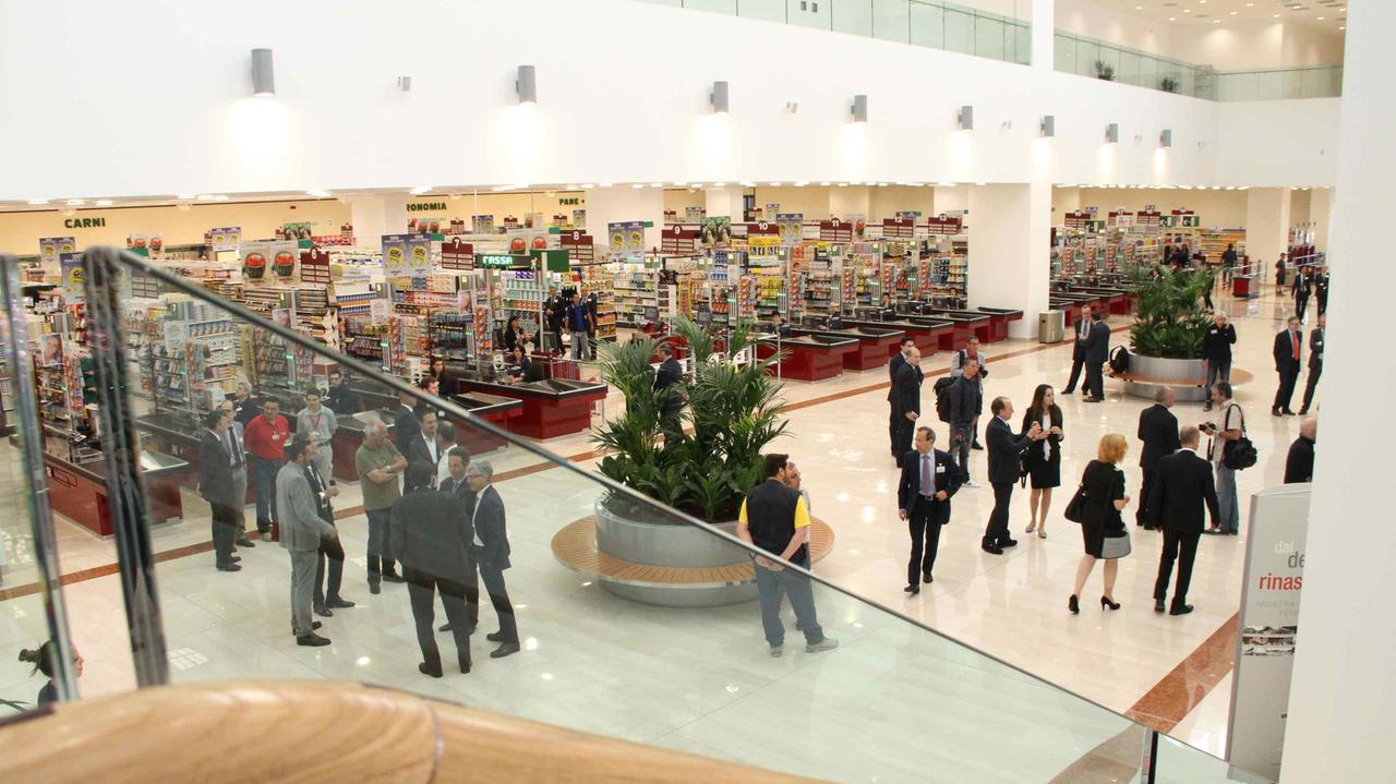 L'interno dell'Esselunga a Pratilia