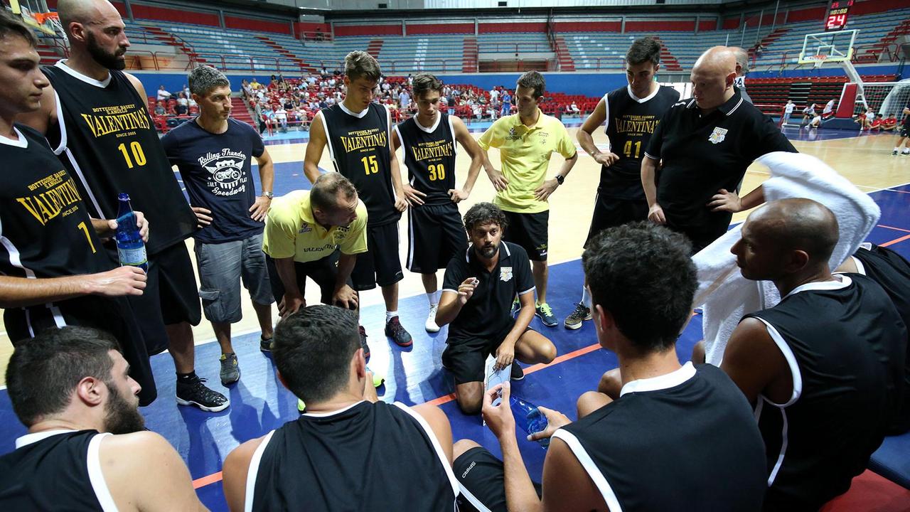 Il coach Biagini dà indicazioni ai giocatori della Valentina's durante un time out (Foto Nucci)