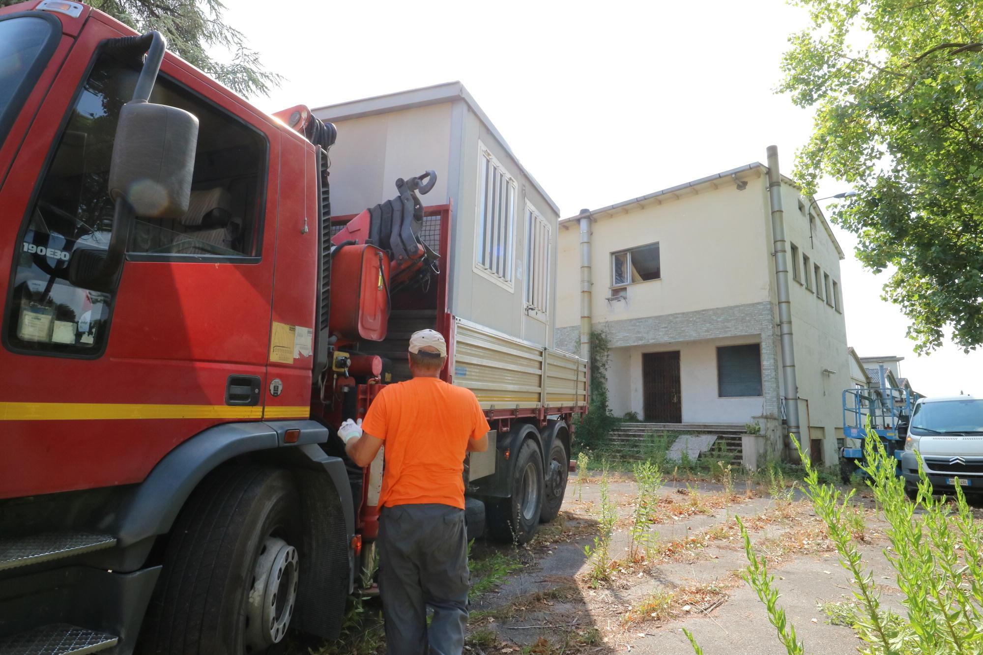 Operai a lavoro nell'area ex Kartos (foto Nucci)