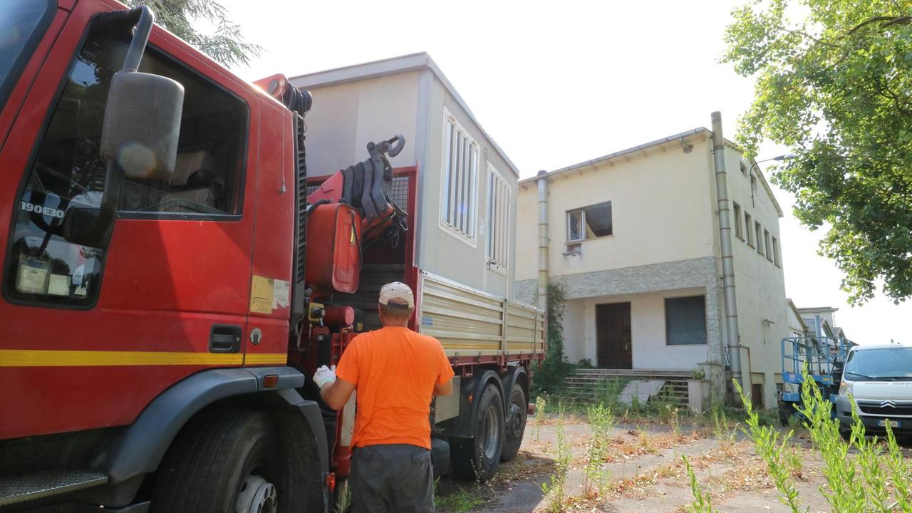 Operai a lavoro nell'area ex Kartos (foto Nucci)