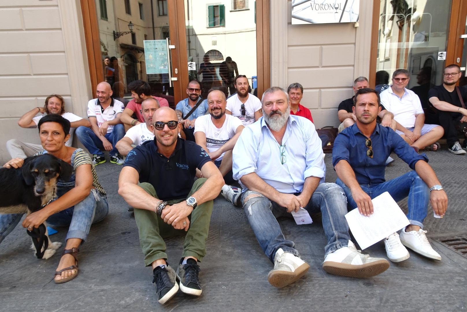 La protesta davanti al Voronoi in piazza dell'Ortaggio a Pistoia (Foto Gori)