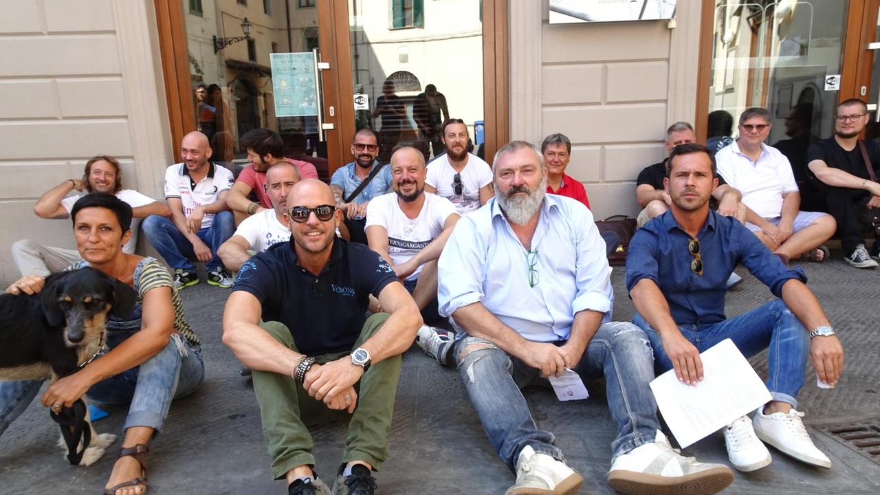 La protesta davanti al Voronoi in piazza dell'Ortaggio a Pistoia (Foto Gori)