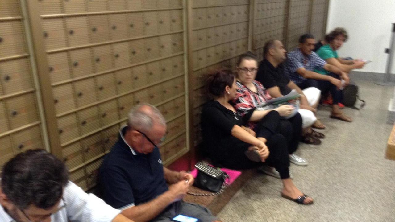 Gente in fila alle Poste di via Martini