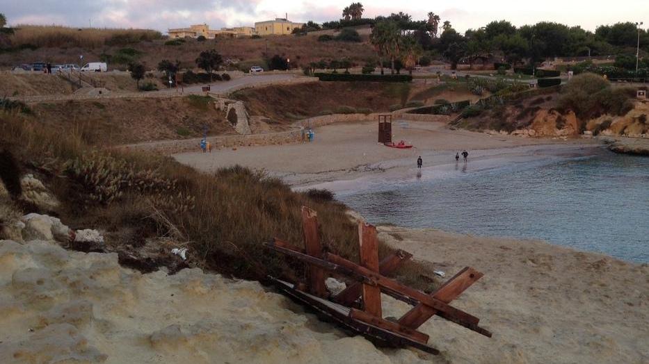 Porto Torres, vandali scatenati: una panca lanciata sulla scogliera di Balai 