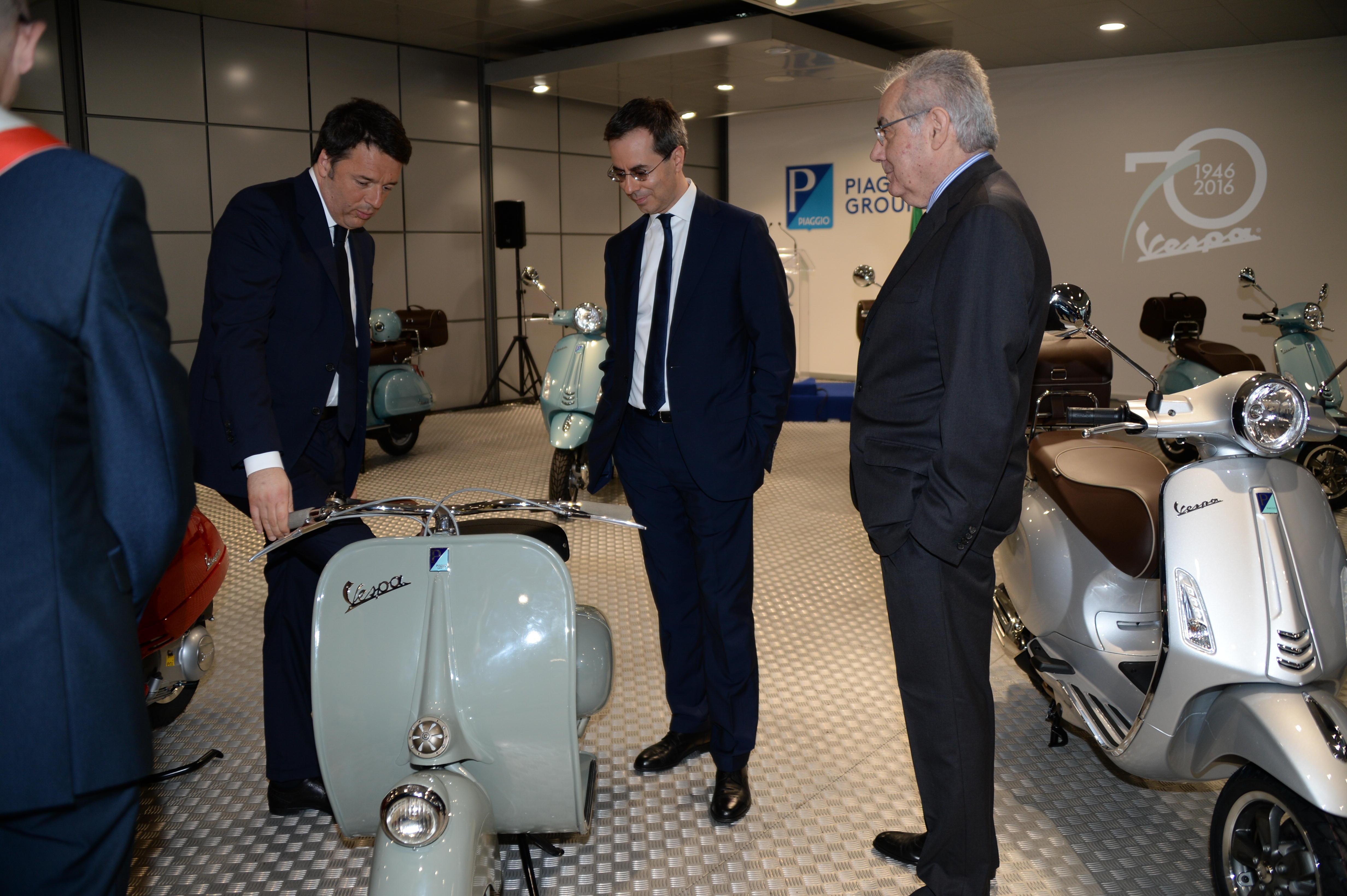 Roberto Colaninno, a destra, con suo figlio Matteo e il premier Matteo Renzi ai 70 anni della Vespa (Foto Franco Silvi)