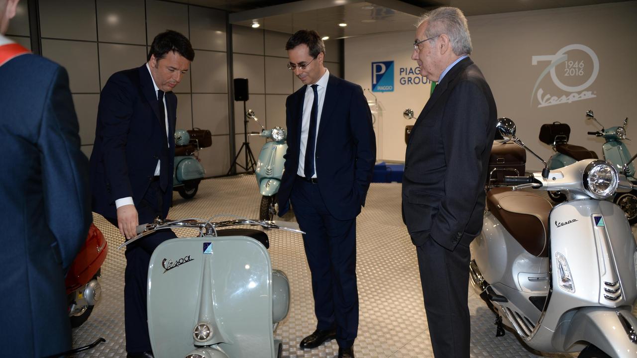 Roberto Colaninno, a destra, con suo figlio Matteo e il premier Matteo Renzi ai 70 anni della Vespa (Foto Franco Silvi)