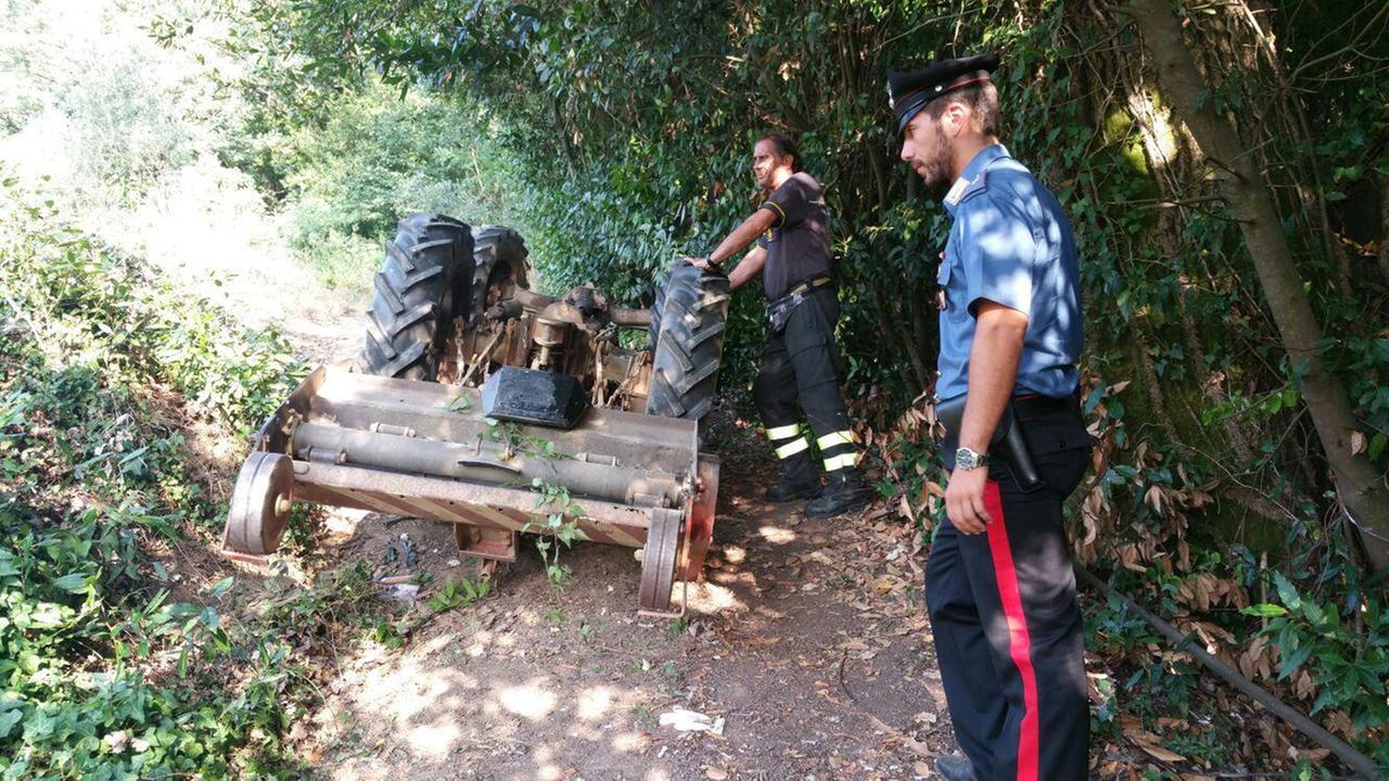 I carabinieri con il trattore ribaltato (foto Sernacchioli)