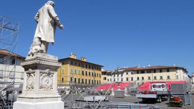 In piazza Duomo viene montata la tribuna