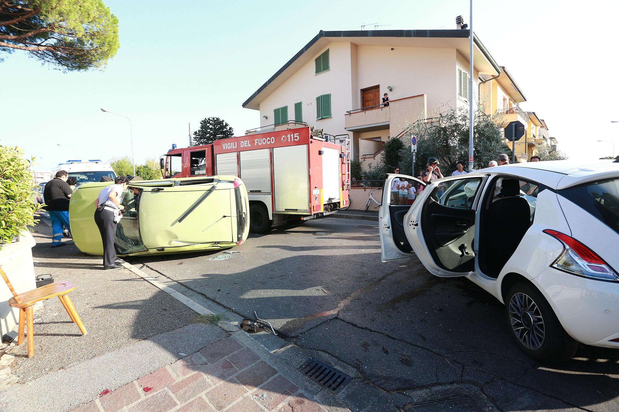 I soccorsi sul luogo dell'incidente (Foto Agenzia Carlo Sestini)