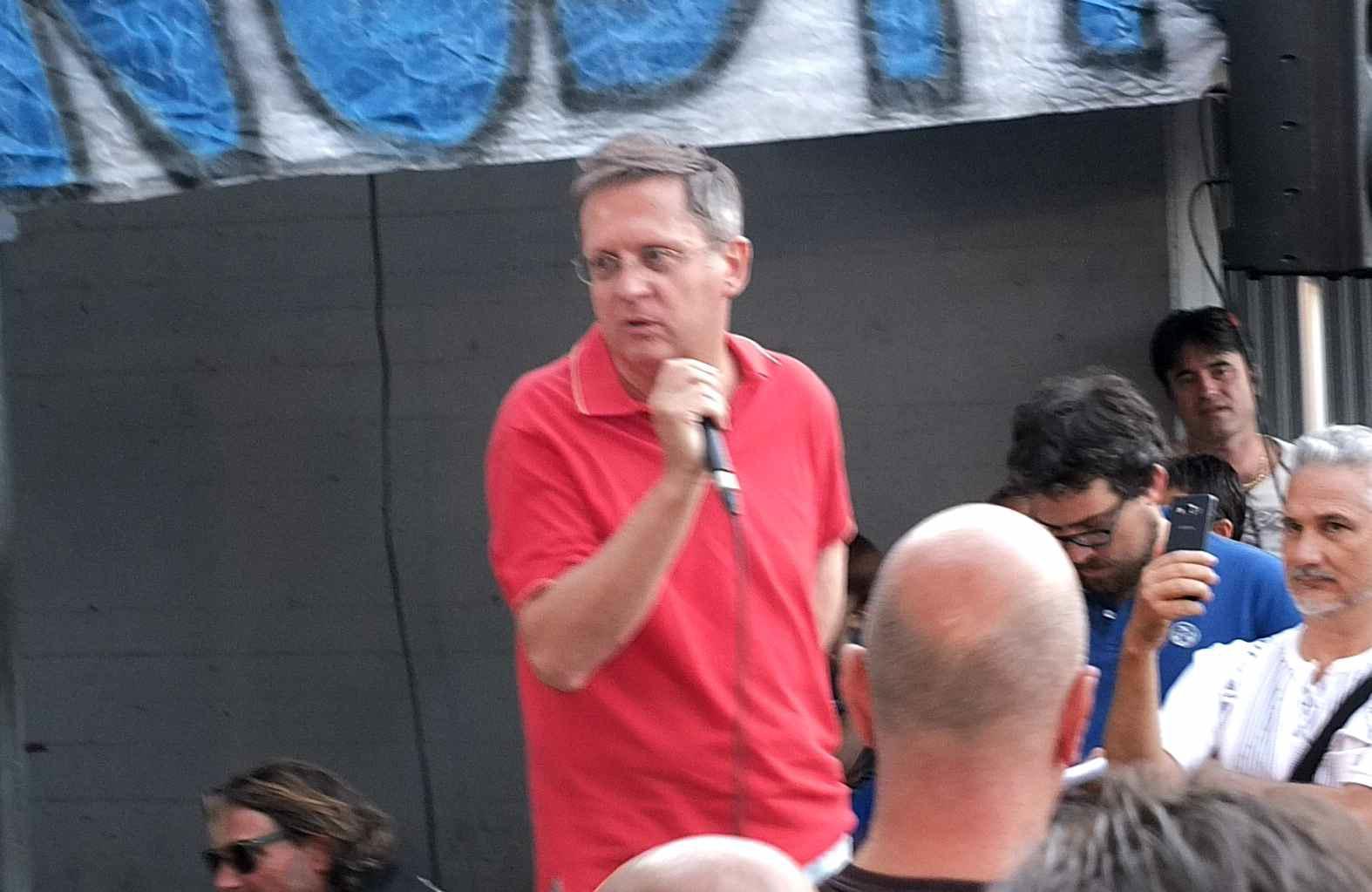 Il sindaco Filippeschi con i tifosi all'Arena (Renzullo/Muzzi)